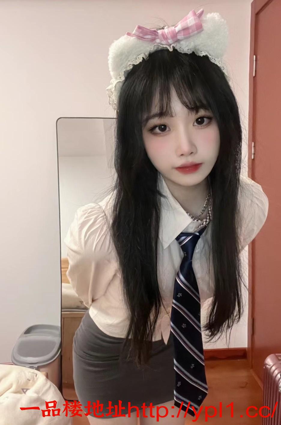 热烈娇小女