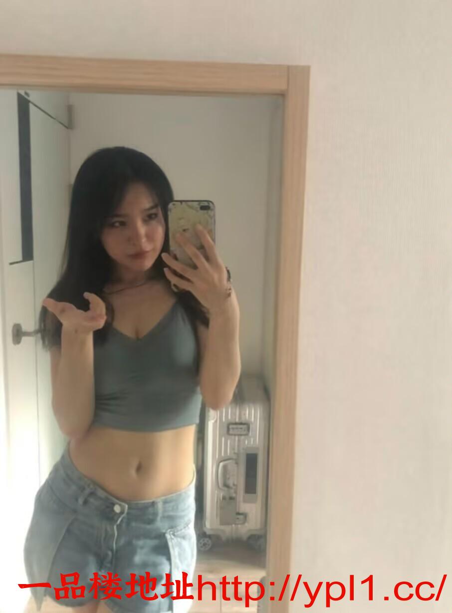 白皙妹子爽翻了天